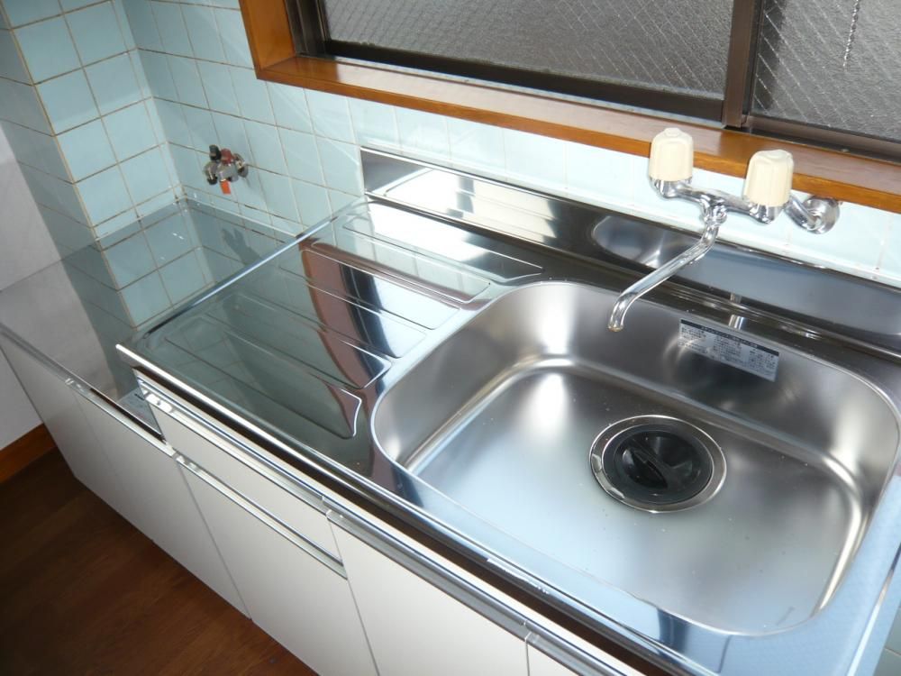 【キッチン】　★キッチンには小窓あり♪換気もできて衛生的にお使いできます★
