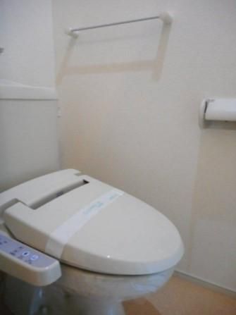 【トイレ】　・温水洗浄機能付きのトイレです！充実した設備！